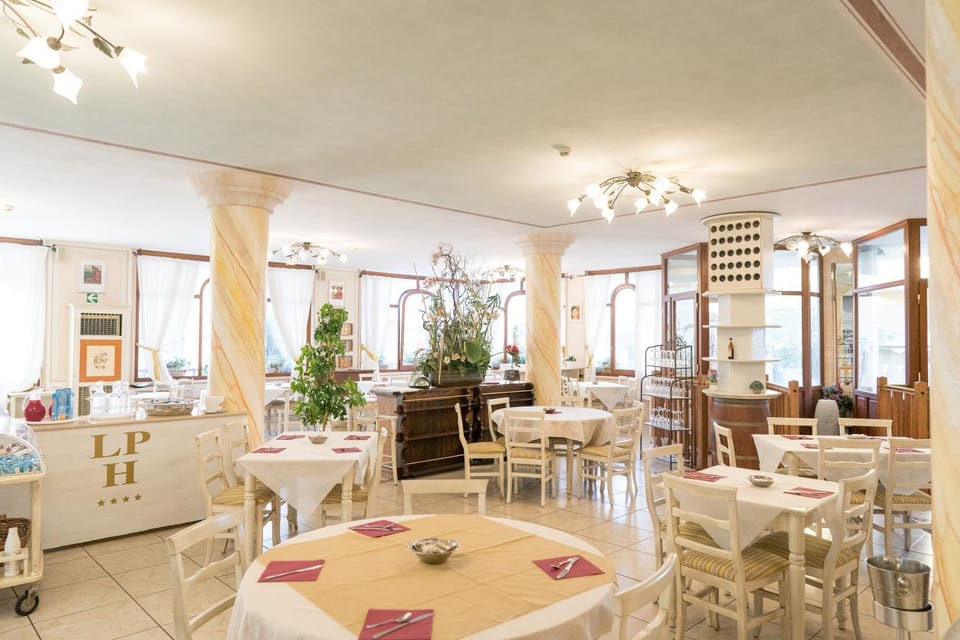 Restaurant/places to eat, Banquet/Function facilities, Breakfast