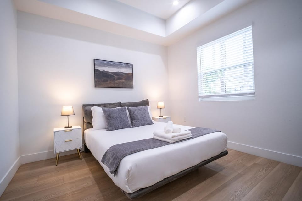 Stylish Private Room by Downtown LA with Private Parking Bed and Breakfast in Los Angeles