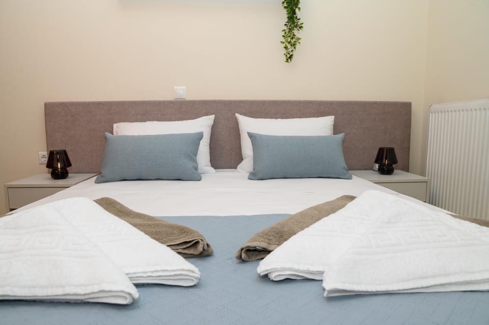 Bed, Bedroom, towels