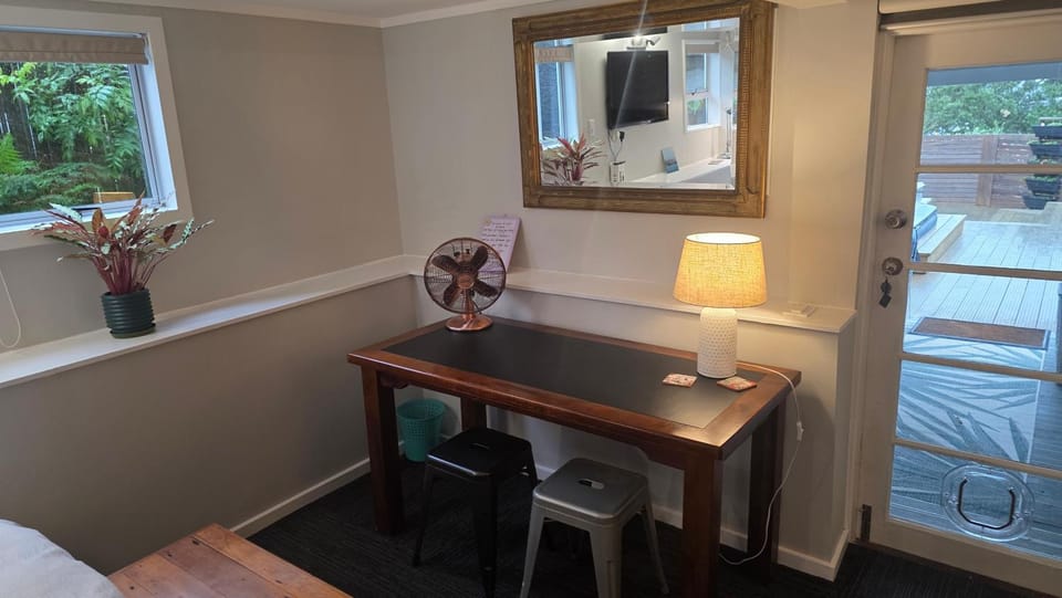 Paradise on the Shore Auckland with large Spa Pool Bed and Breakfast in Auckland