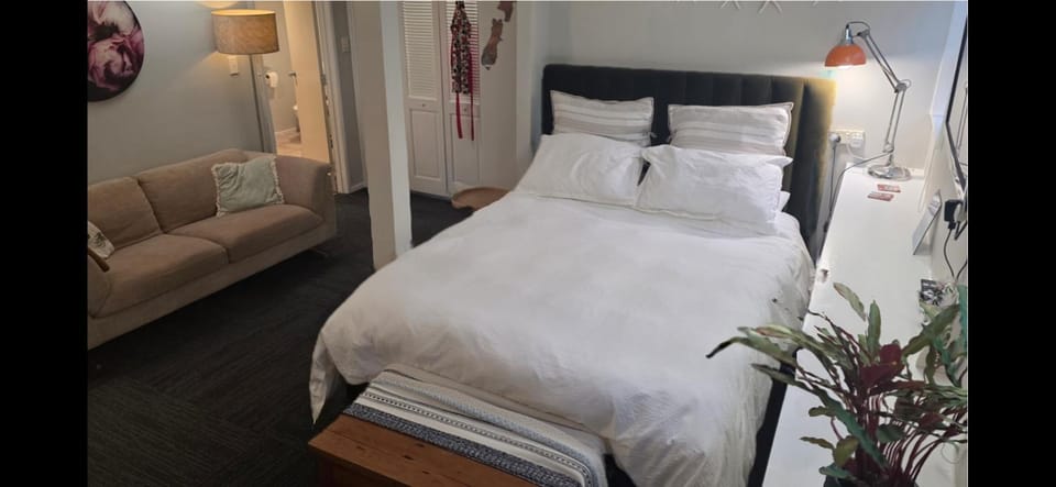 Paradise on the Shore Auckland with large Spa Pool Bed and Breakfast in Auckland