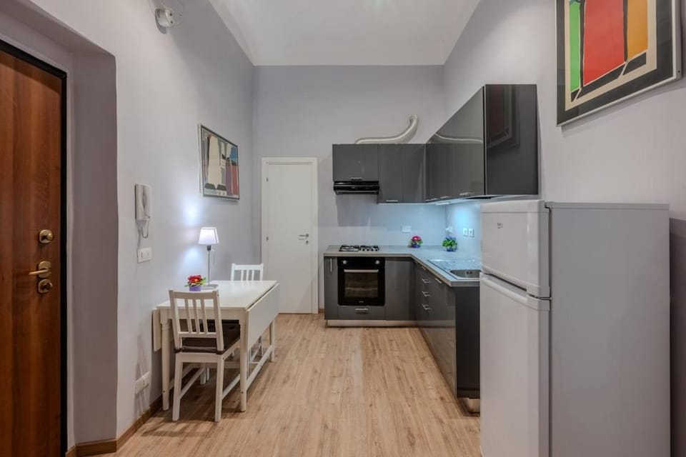 Kitchen or kitchenette, Dining area, oven, stove