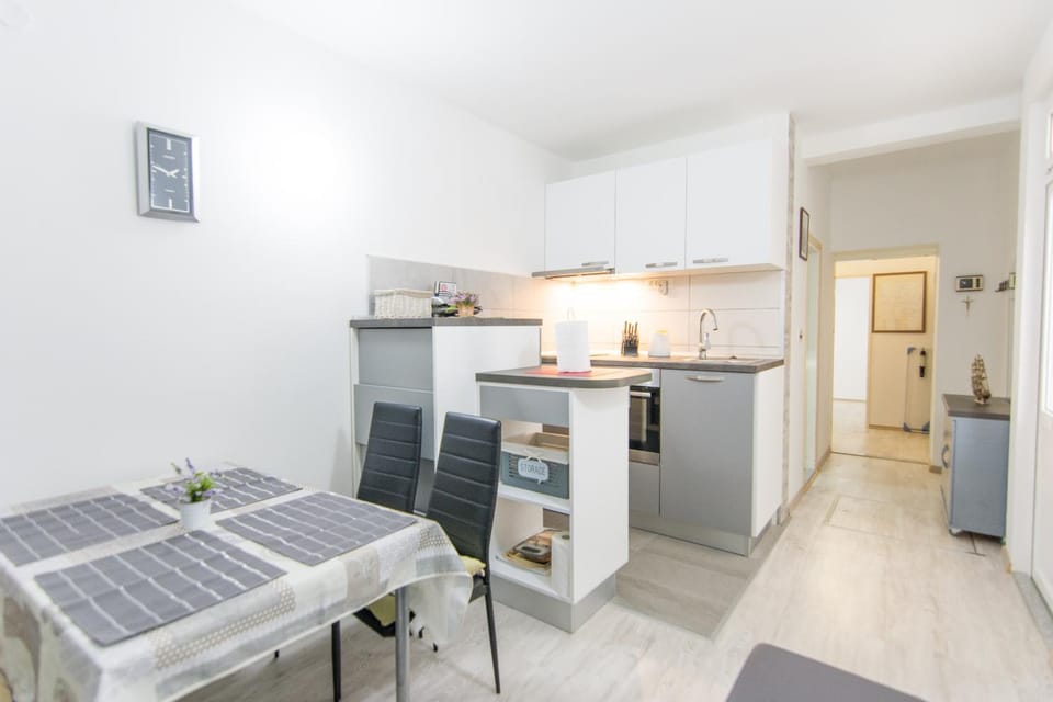 Coffee/tea facilities, Kitchen or kitchenette, Living room, Dining area