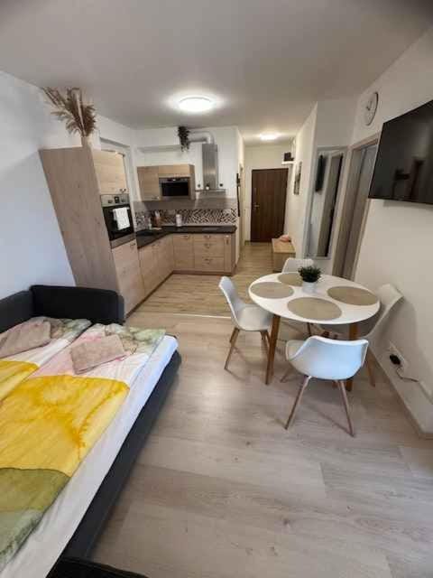 Bed, TV and multimedia, Dining area