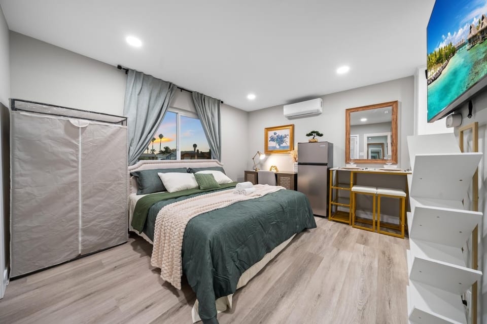 Entire Private Studio with 1 King Bed, Full Kitchen, Gated Yard, Available Now House in Spring Valley