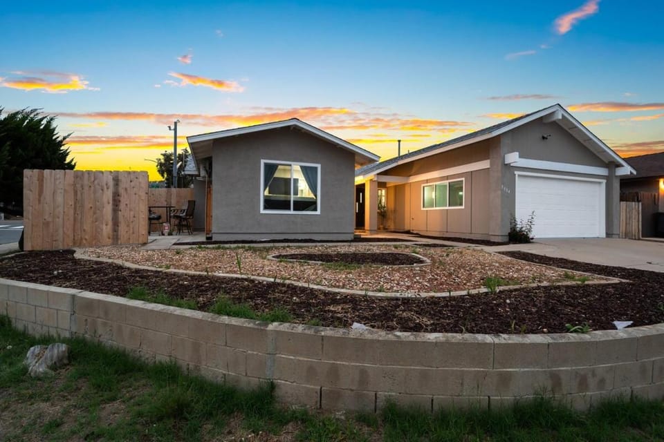 Entire Private Studio with 1 King Bed, Full Kitchen, Gated Yard, Available Now House in Spring Valley