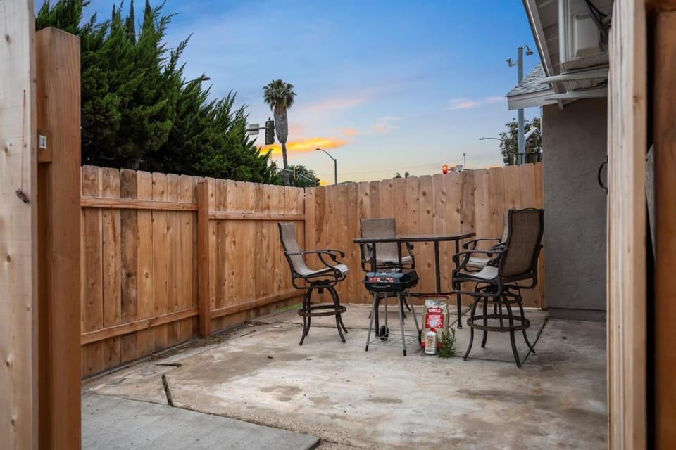 Entire Private Studio with 1 King Bed, Full Kitchen, Gated Yard, Available Now House in Spring Valley
