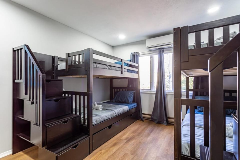 Bedroom, bunk bed