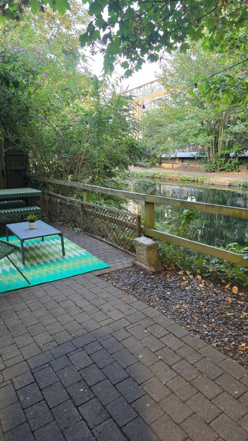 1 bed flat, free parking, canalside, sleeps 2 Apartment in Hertford