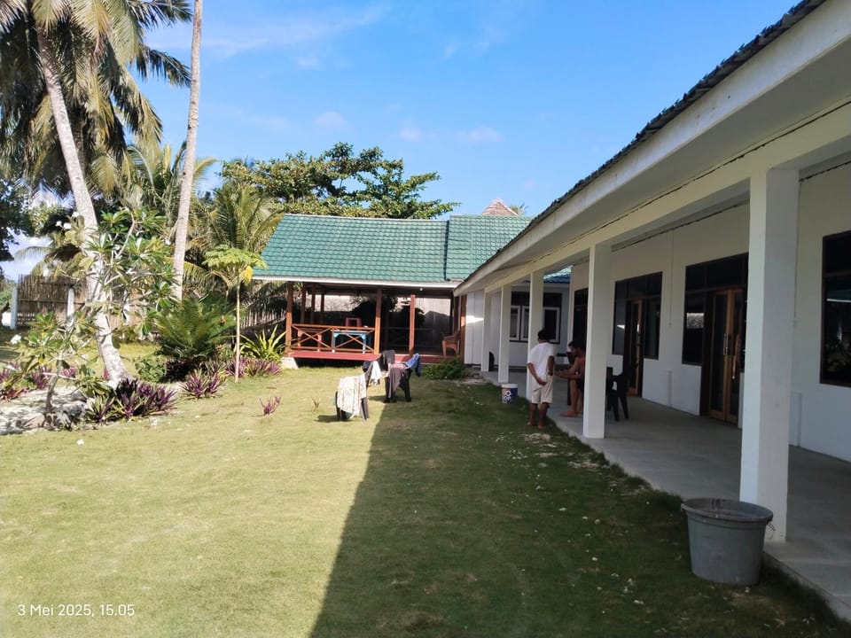 Losmen katiet beach front, lances right surf camp peter Homestay Bed and Breakfast in West Sumatra, Indonesia