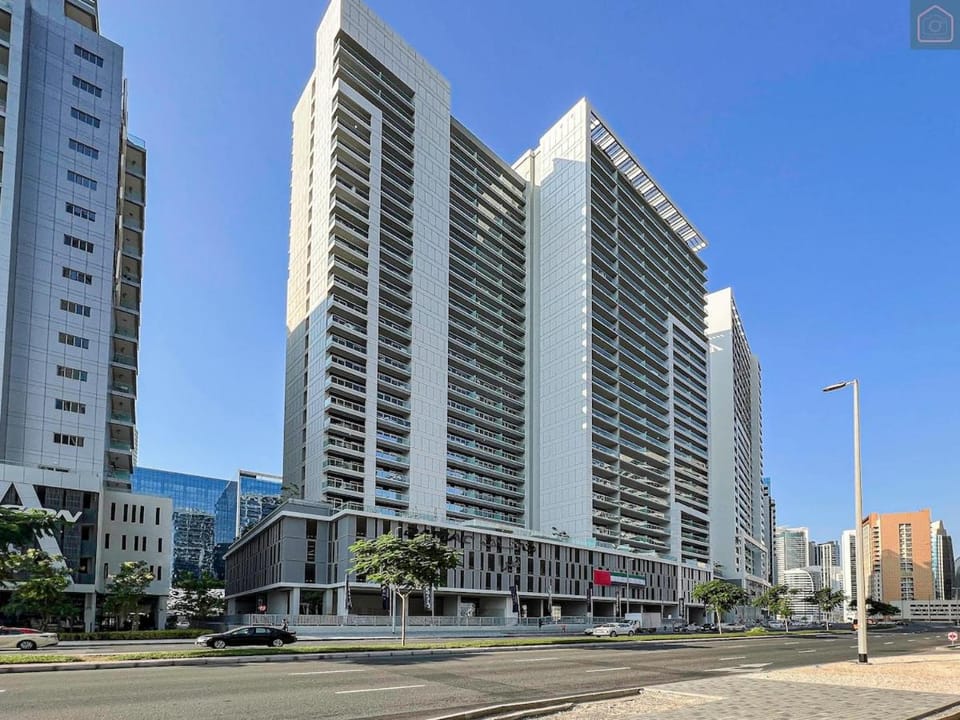 Bronzite 2-Bed Apt Central Dubai Canal Views Apartment in Dubai