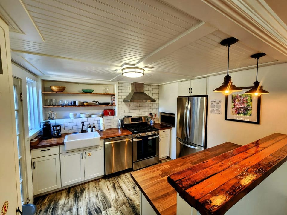 Kitchen or kitchenette, Dining area, dishwasher, oven, stove, toaster