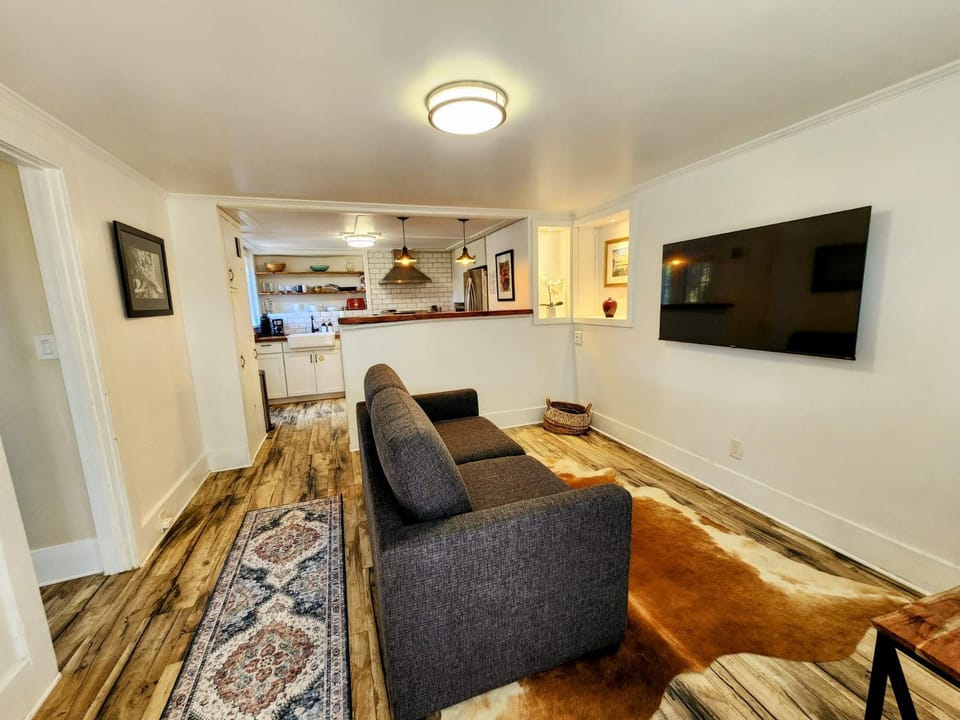 Communal lounge/ TV room, TV and multimedia, Living room, Seating area, Evening entertainment