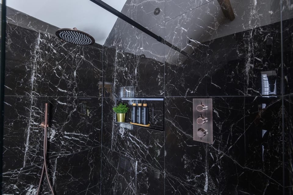 Paradise Boutique Deluxe - Leeds City Center - Steps to Ivy Asia Apartment in Leeds