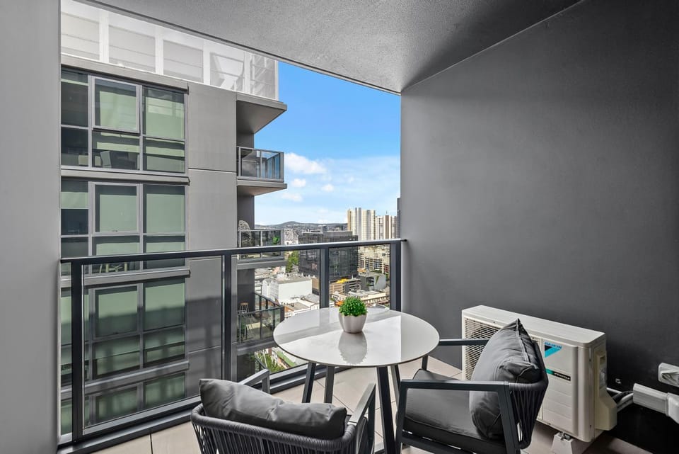 Stylish and Modern Valley Pad with Rooftop Pool and WiFi Apartment in Brisbane