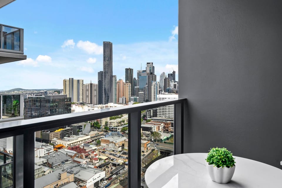 Stylish and Modern Valley Pad with Rooftop Pool and WiFi Apartment in Brisbane
