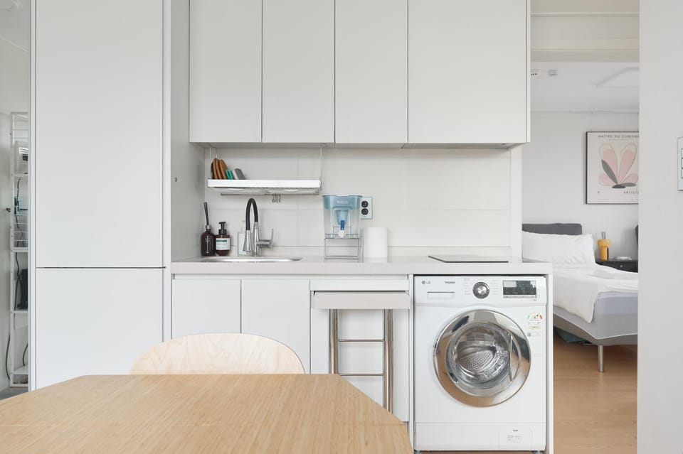 Kitchen or kitchenette, stove, washing machine, dryer