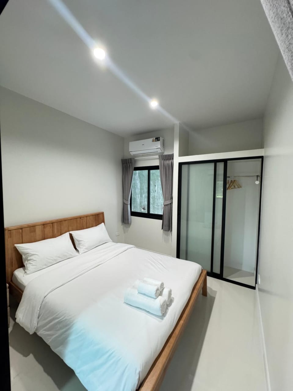 Bed, Bedroom, air conditioner