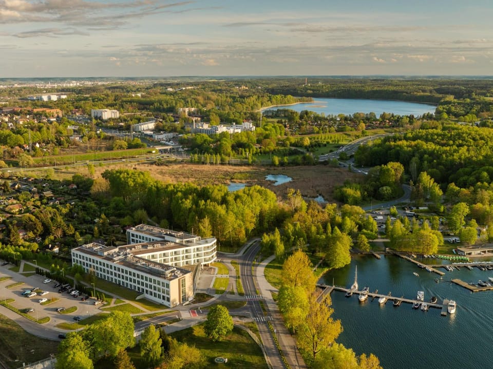 Property building, Day, Neighbourhood, Natural landscape, Bird's eye view, City view, Lake view