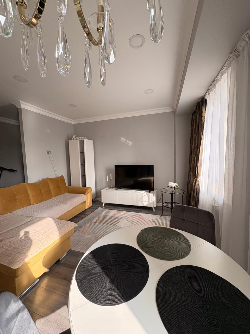 Светлая квартира в центре с видом на горы Apartment in Almaty