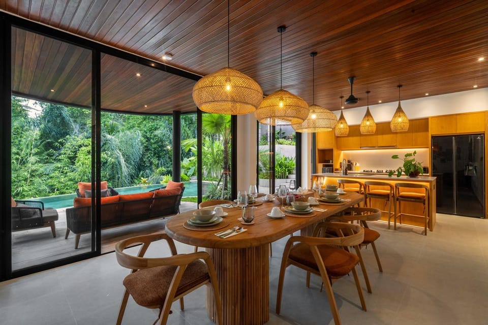 Kitchen or kitchenette, Seating area, Dining area