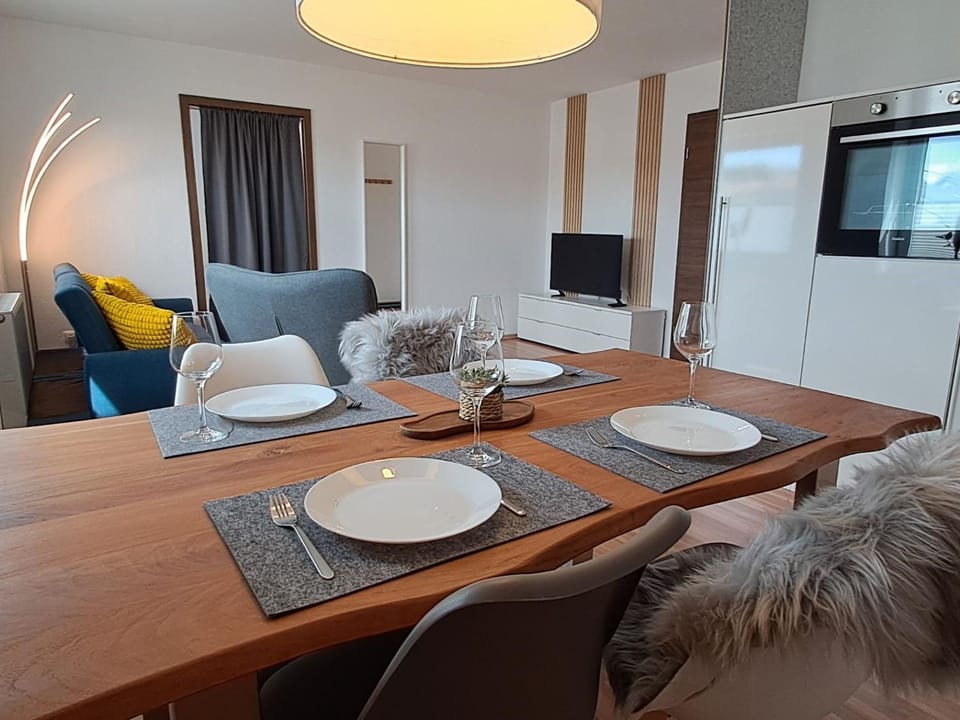 TV and multimedia, Living room, Seating area, Dining area