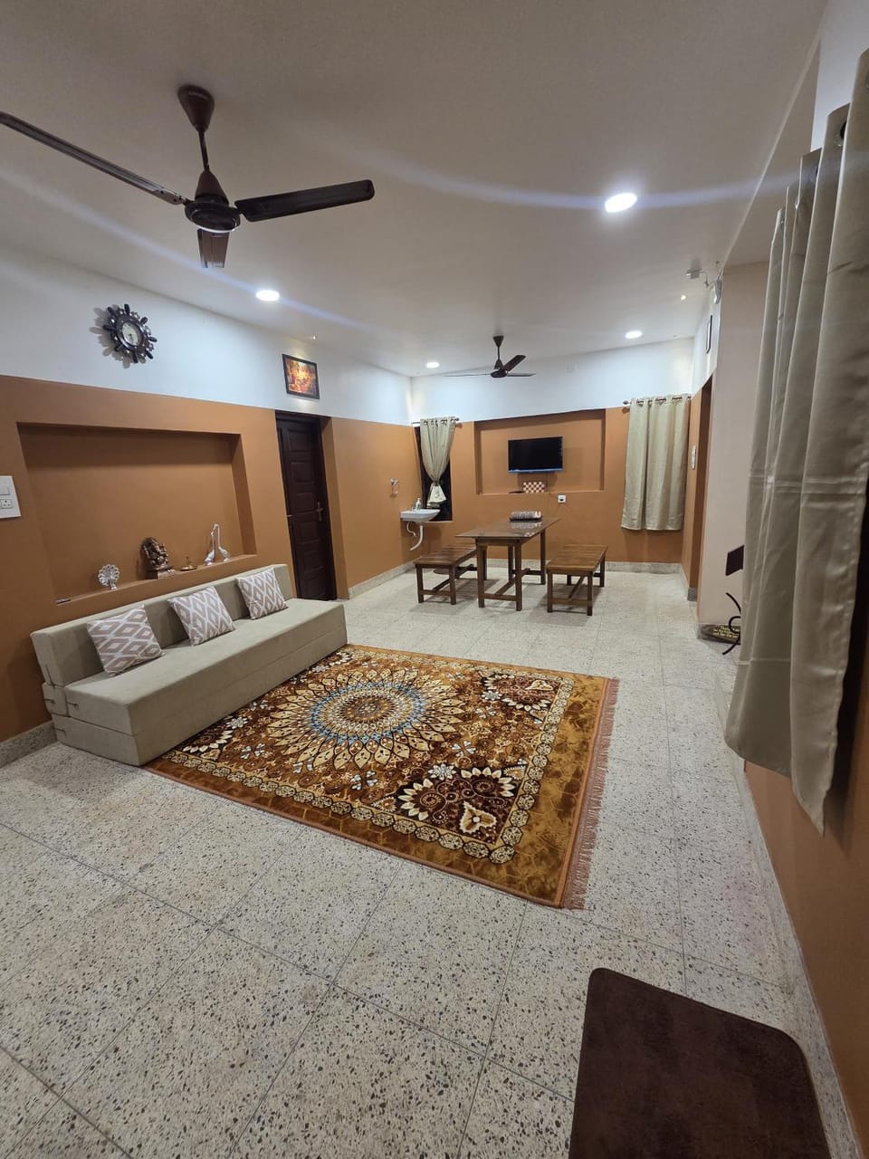 Communal lounge/ TV room