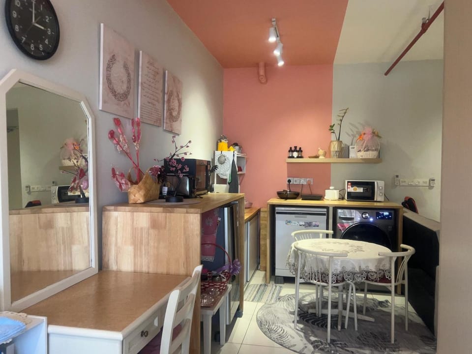 Kitchen or kitchenette, Dining area, minibar, oven, stove