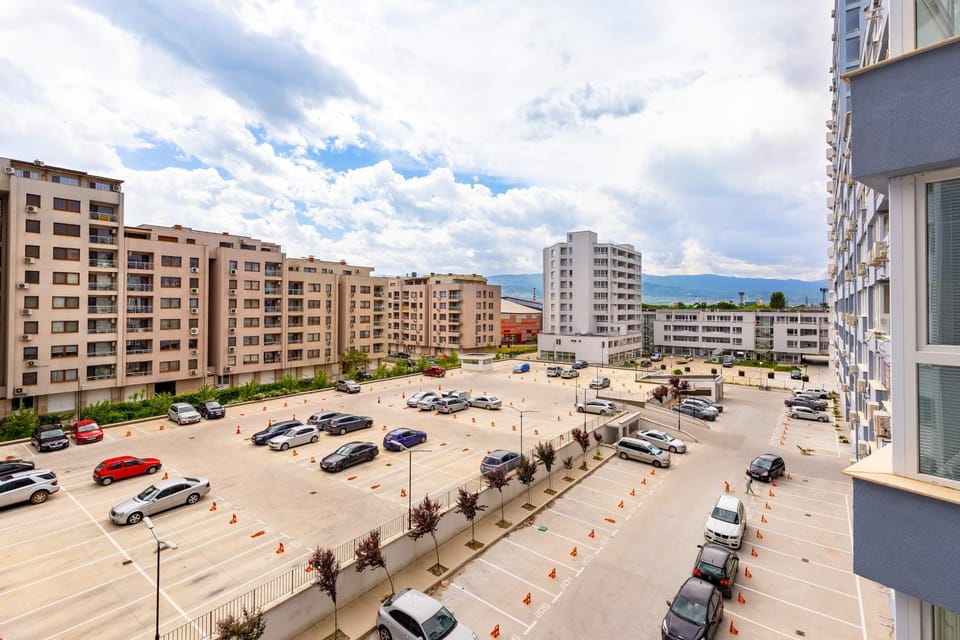 Property building, Day, City view, Location, Parking