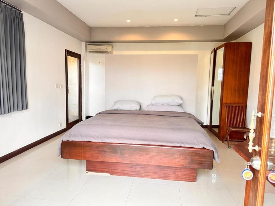 Bed, Bedroom, wardrobe, air conditioner