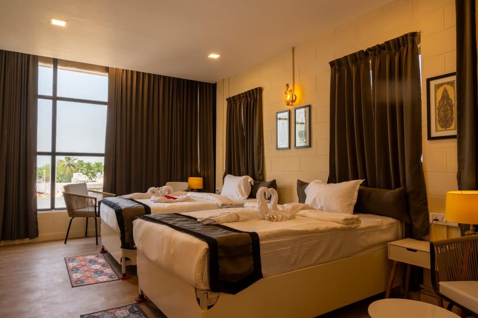 Bed, Living room, Photo of the whole room, Seating area, Bedroom