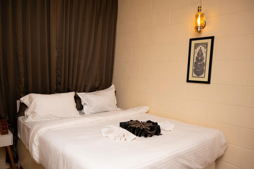 Bed, Bedroom, towels