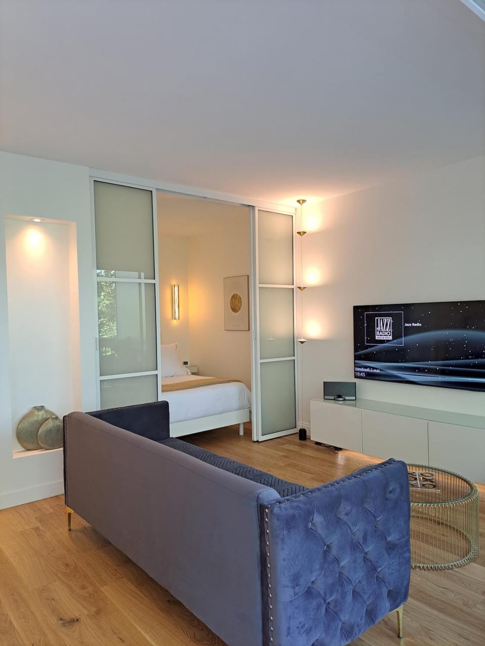 TV and multimedia, Living room, Photo of the whole room, Bedroom