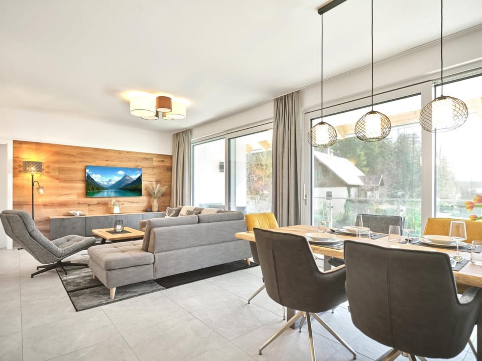 TV and multimedia, Living room, Seating area, Dining area