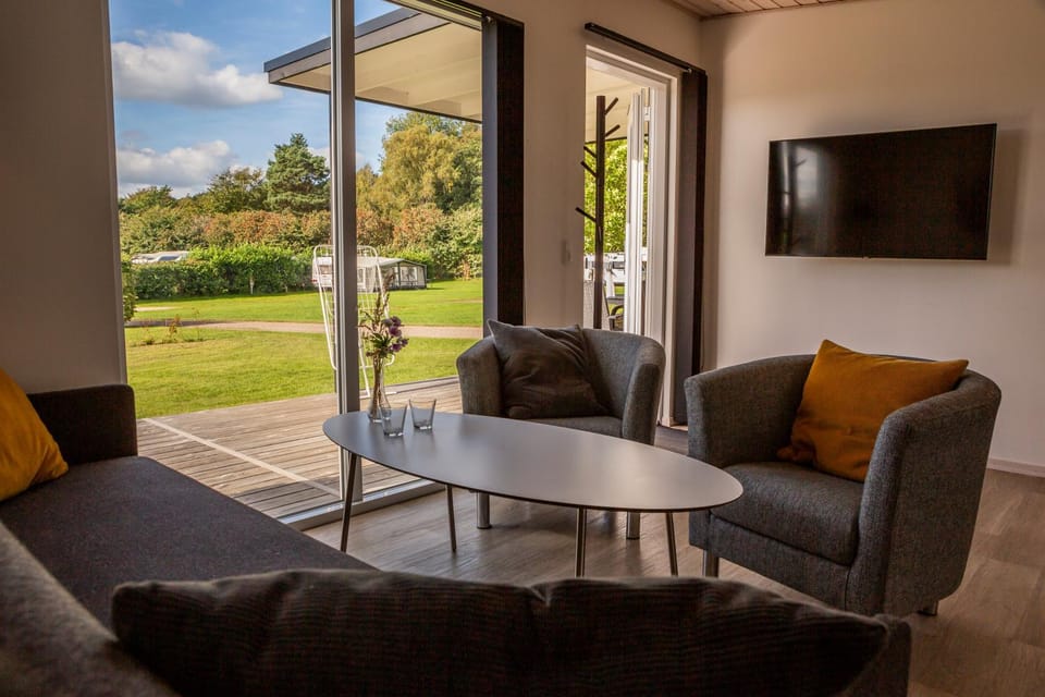 TV and multimedia, Seating area, Garden view