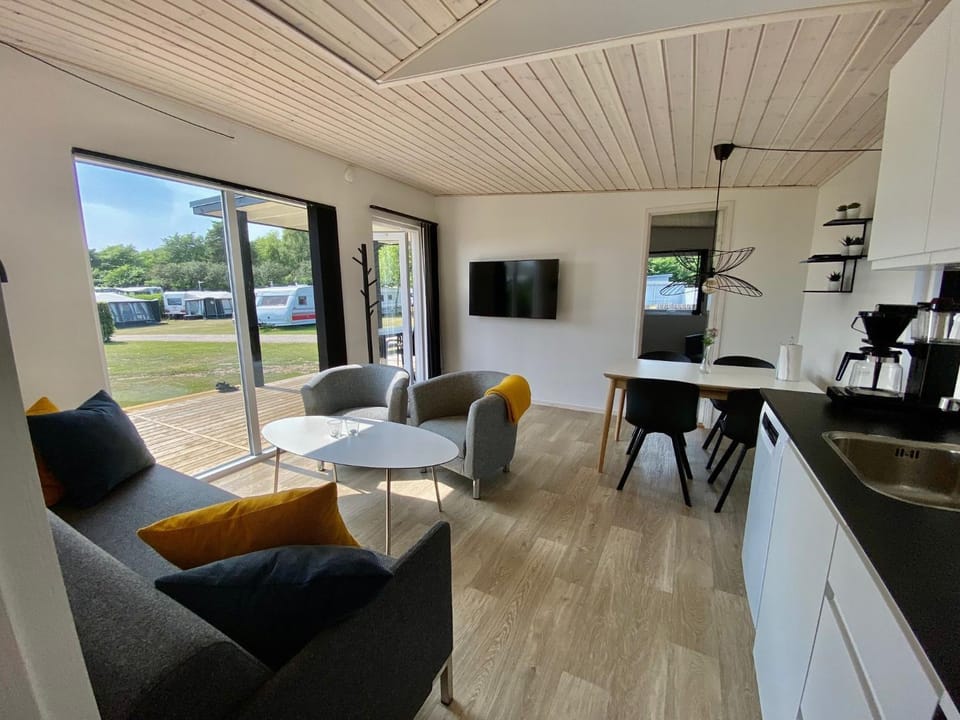 Kitchen or kitchenette, Living room, Seating area, Dining area