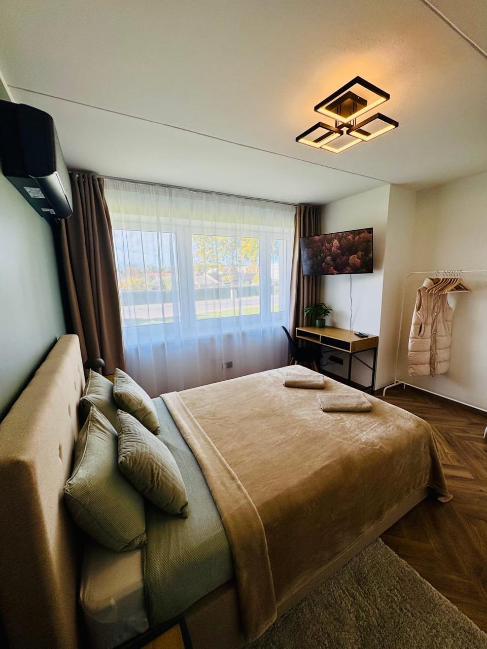 Bed, TV and multimedia, Seating area, Bedroom