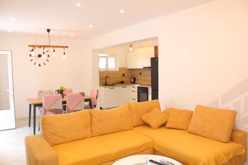 Living room, Seating area, Dining area, pet friendly, stove