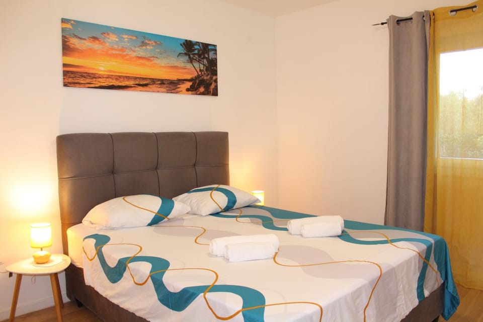Bed, Bedroom, towels