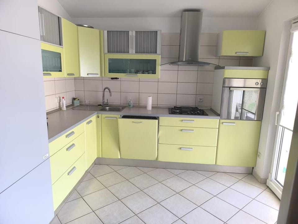 Kitchen or kitchenette, dishwasher, stove