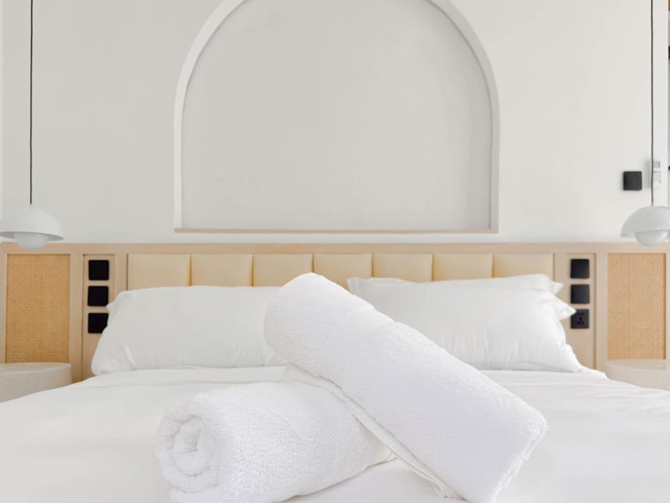 Bed, Bedroom, towels