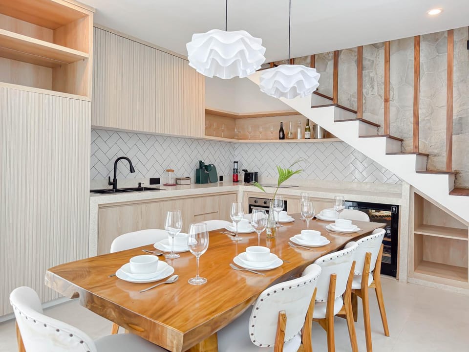 Coffee/tea facilities, Kitchen or kitchenette, Dining area, Breakfast, stove