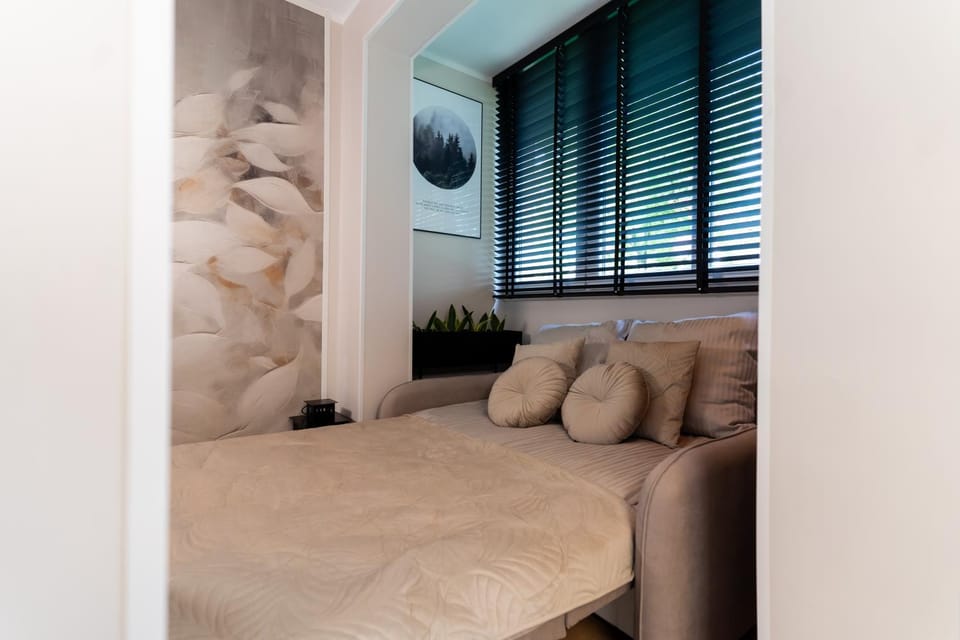 Bed, Day, Night, People, People, Other, Seating area, Bedroom, pet friendly, pet friendly, towels, towels