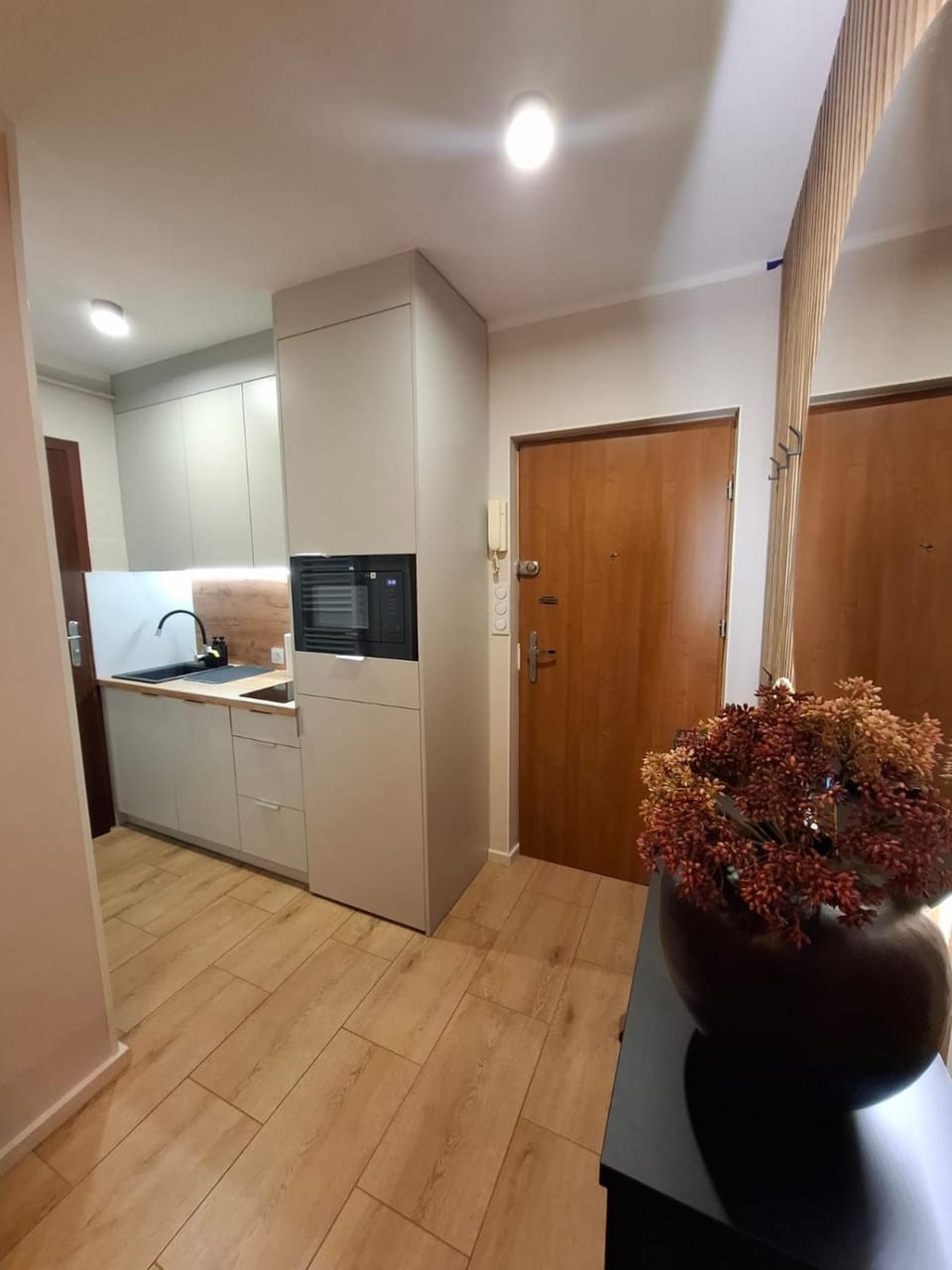 Kitchen or kitchenette, Decorative detail, Meals, microwave, oven, stove, stove, kitchen, kitchen