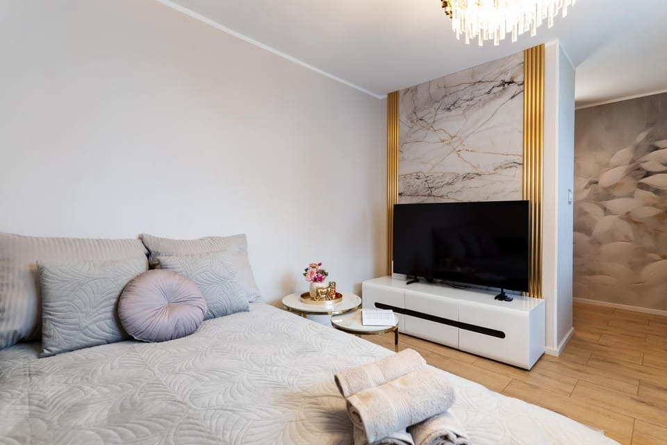 Bed, Night, TV and multimedia, Living room, Seating area, Animals, Animals, Animals, Pets, Pets, Pets, children, children, children, flat iron, internet, internet, pet friendly, towels, towels