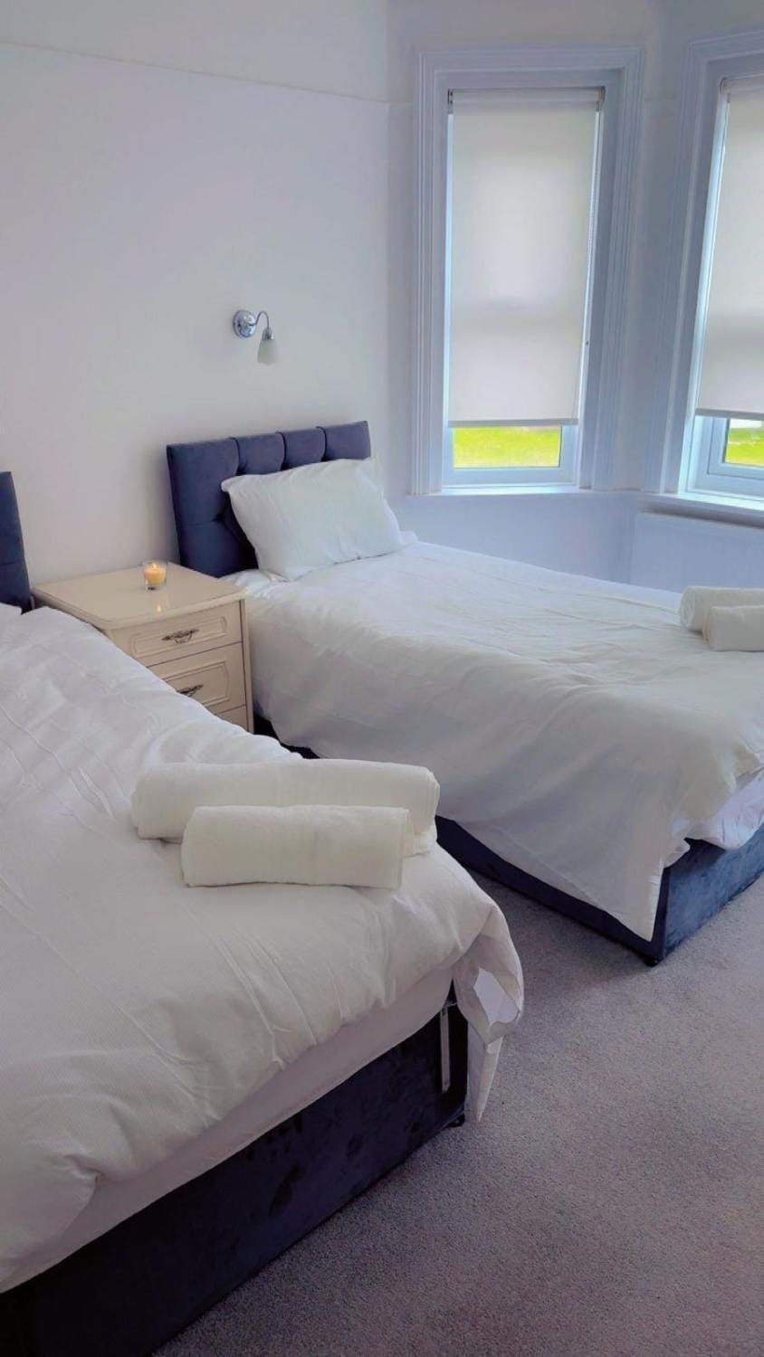 Spacious 4-Bed Home R&B STAYS Welcomes You House in Eastbourne