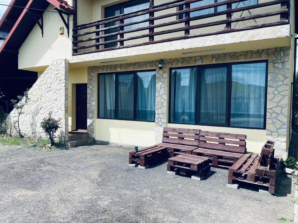 Property building, Day, Balcony/Terrace