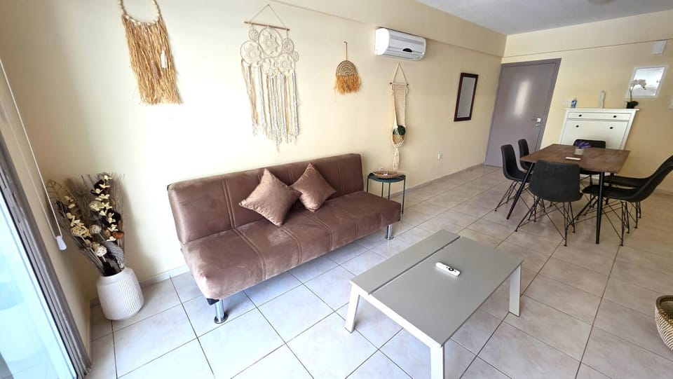 TV and multimedia, Kitchen or kitchenette, Living room, Seating area, Dining area, air conditioner