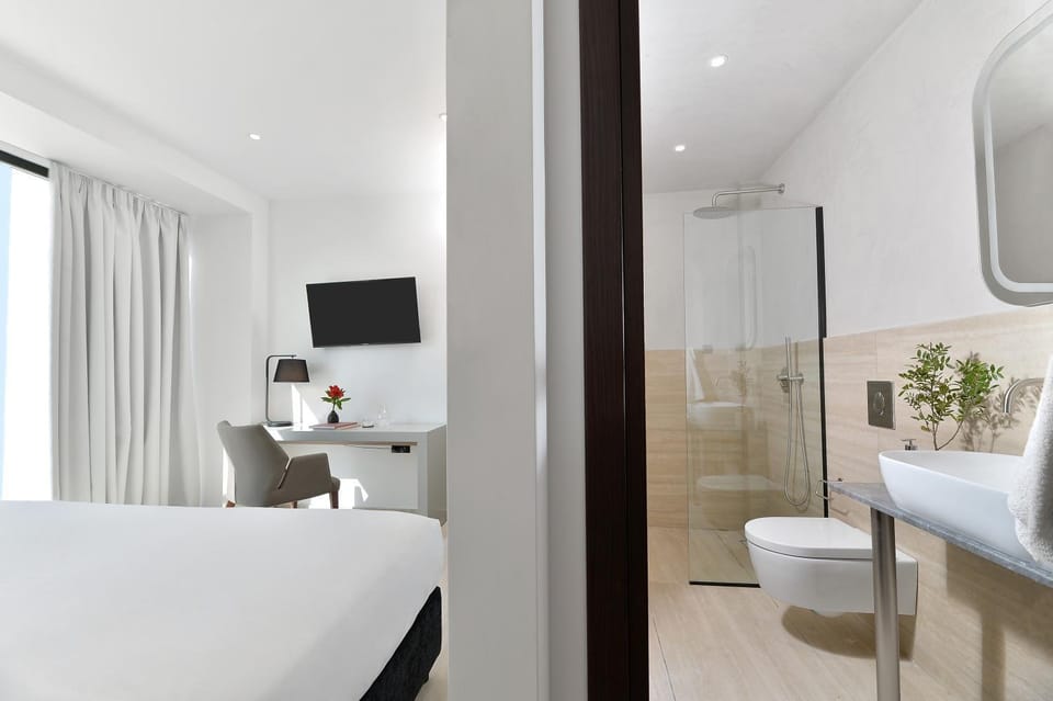 Shower, Toilet, Bed, Bathroom, Bedroom