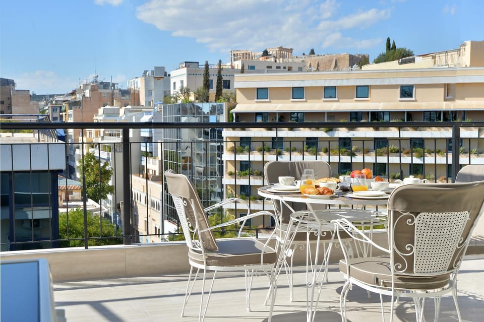 View (from property/room), Balcony/Terrace, Dining area, City view